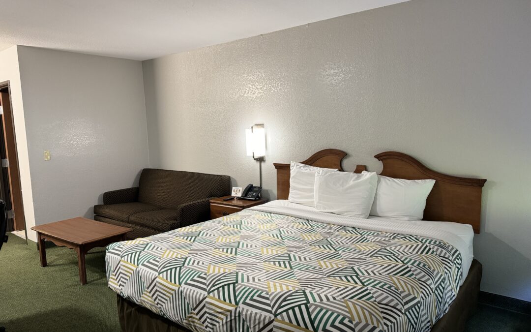 1 King Bed Non-Smoking / Smoking